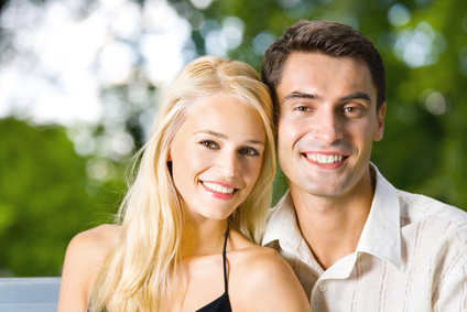 Jeune couple heureuse en portrait 